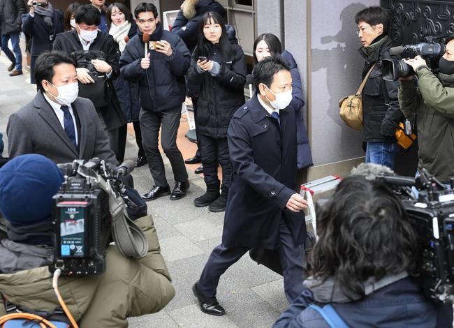 自民党安倍派（清和政策研究会）の事務所に向かう東京地検特捜部の係官＝19日午前、東京都千代田区