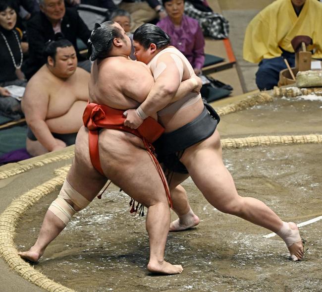 島津海（左）を寄り切りで破り、初日から８連勝で勝ち越しを決めた落合＝２１日、両国国技館