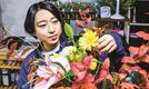 全国フラワーアレンジメントコンテストで全国２位の銀賞に輝いた佐々木美月さん＝益田市有明町、生花店「エムフローラ」