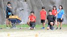邑智ＪＴＳのメンバーと練習に励む飯塚友紀君（左から２人目）＝島根県川本町川本、川本中学校グラウンド