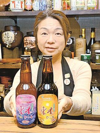 東本びいるを自身の店に出し、お客さんを待つ足立真智子会長〓（?）松江市末次本町、利き酒いっこ