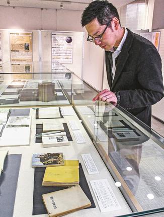 永井隆の資料を説明する矢田貴史リーダー=松江市西川津町、島根大付属図書館