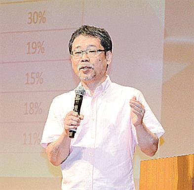 生徒の質問に答える浦野健教授=出雲市塩冶有原町2丁目、出雲市民会館