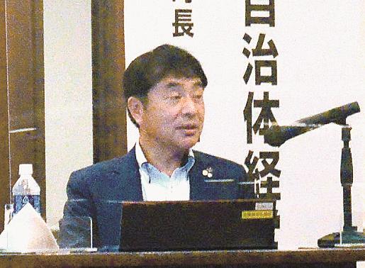 美郷町の取り組みについて説明する嘉戸町長＝松江市朝日町、松江エクセルホテル東急