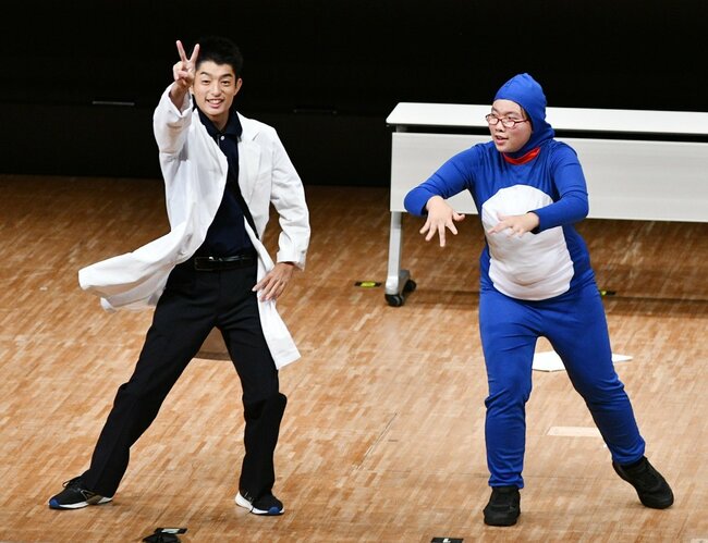 手話を使ったコントで会場を沸かせた熊本聾学校チーム＝倉吉市駄経寺町、エースパック未来中心