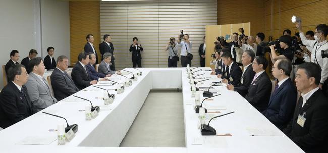 地方創生を巡り、宮城県の村井嘉浩知事（右列手前）らとの意見交換に臨む石破
茂首相（左列手前から３人目）＝８日午後、首相官邸