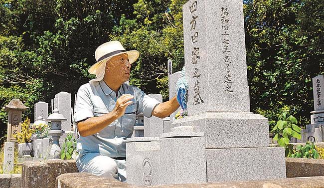 帰省できない家族に代わって墓石を磨く、山本佳樹さん＝松江市堂形町、天倫寺