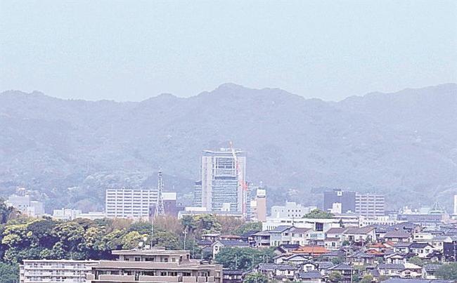 黄砂のため、もやがかかった松江市内＝８日午後０時40分ごろ