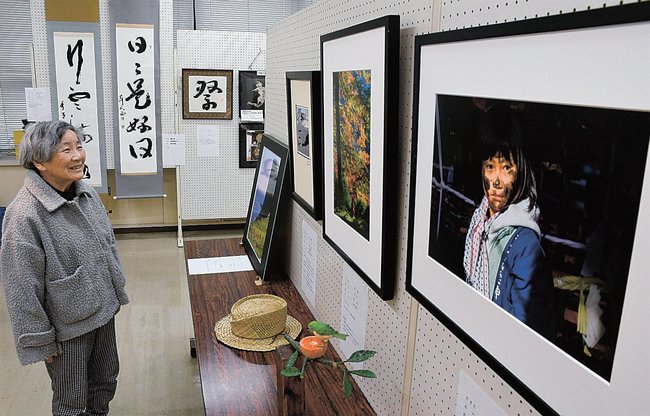 展示作品を見る石川宏子事務局長=松江市内中原町、島根県職員会館