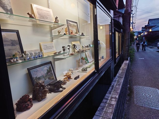 三朝温泉街にあるカジカガエルなどのオブジェ＝鳥取県三朝町