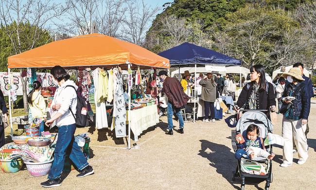 マルシェの店舗を見て回る来場者たち＝米子市西町、湊山公園