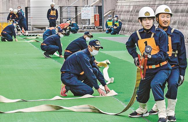 ホースを構え、的を狙う消防団員＝大田市大田町、市消防本部