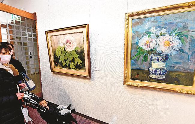 ボタンをモチーフにした作品を鑑賞する来場者=江津市桜江町川戸、今井美術館