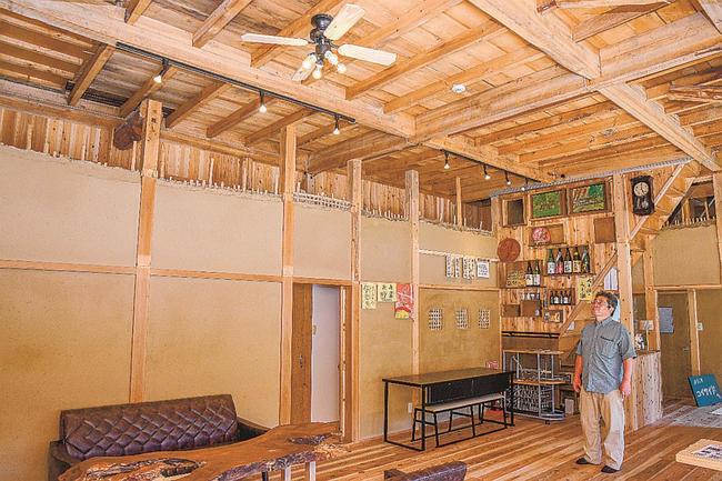 ゲストハウス「コイサイド」の大広間。月一回、コイ料理を振る舞う居酒屋となる＝邑南町下口羽