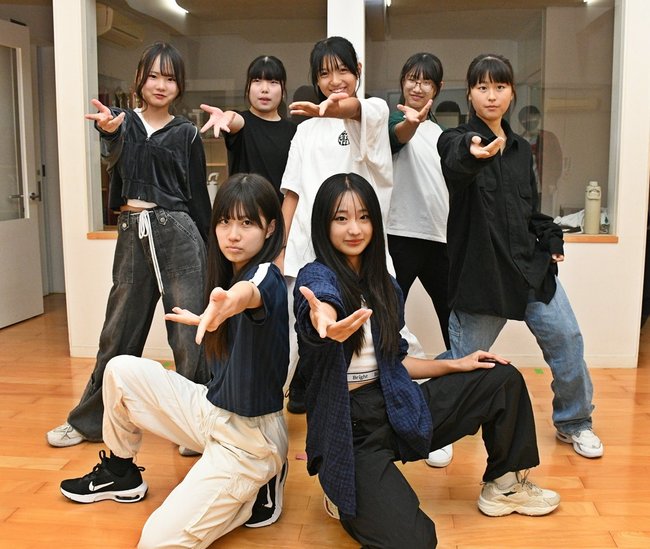 全国K-POPダンスコンテストで準優勝に輝いたダンスチームのメンバー=出雲市駅北町、ダンススタジオビーランド
