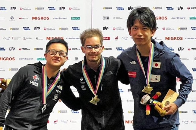 表彰台で記念撮影する岡田卓也（右）＝スイス・ベルン（日本パラクライミング協会撮影、提供）