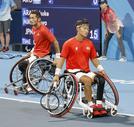 男子ダブルス２回戦　ポイントを奪われ、肩を落とす荒井（奧）、三木組＝有明テニスの森公園
