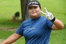 カメラにピースをする石川怜奈＝2日、大山平原ゴルフクラブ