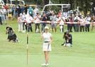最後のパットを沈め、笑顔を見せる川崎春花。ステップアップツアーで初優勝を果たした