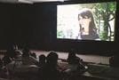閉校となった小学校で開いた映画「ハッピーアワー」の上映イベント＝２月、鳥取県湯梨浜町