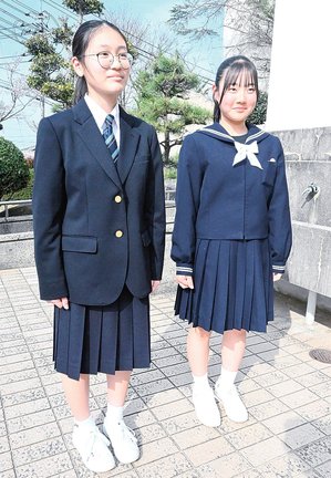 新しくブレザー型になった出雲市立第一中学校の制服（左）と従来のセーラー服＝出雲市大津町