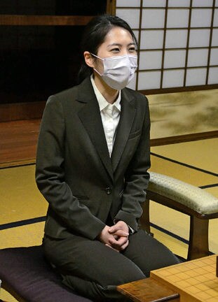 第11期女流王座戦5番勝負の第3局で勝利し、表情を緩める里見香奈女流五冠=神奈川県秦野市、元湯陣屋