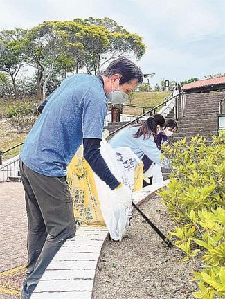 ごみを拾い集める参加者＝浜田市・江津市、しまね海洋館アクアス前