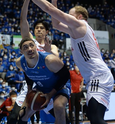 【チャンピオンシップ準々決勝第３戦・島根ーＡ東京】第１クオーター、島根のリード・トラビスがボールをキープする＝松江市総合体育館