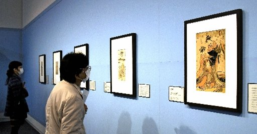 春朗期の作品を鑑賞する来場者=松江市袖師町、島根県立美術館