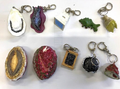 アワビなど知夫村の海の幸や生き物をモチーフにした「マニアックフィギュア」