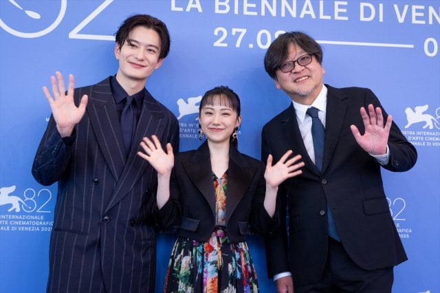 「第81回ベネチア国際映画祭」でワールドプレミアを飾った『果てしなきスカーレット』岡田将生、芦田愛菜、細田守監督 （C）KAZUKO WAKAYAMA