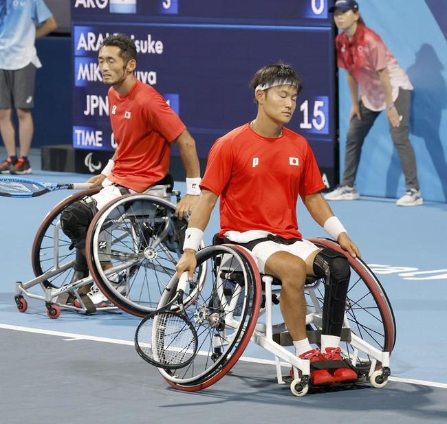 男子ダブルス２回戦　ポイントを奪われ、肩を落とす荒井（奧）、三木組＝有明テニスの森公園