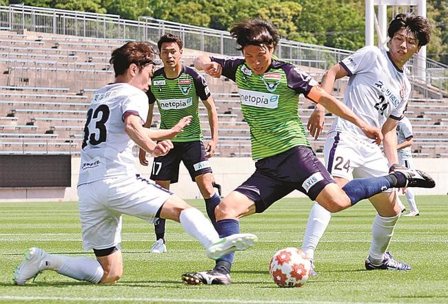 【１回戦・ガイナーレ鳥取－ＦＣ徳島】後半３２分、ガイナーレ鳥取の可児壮隆（左から３人目）がシュート決めて３－０とリードを広げる＝Ａｘｉｓバードスタジアム