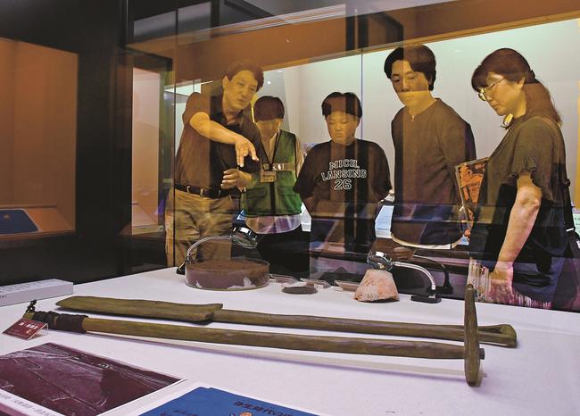 古代の稲作の様子が分かる資料を見る来場者たち＝松江市大庭町、島根県立八雲立つ風土記の丘