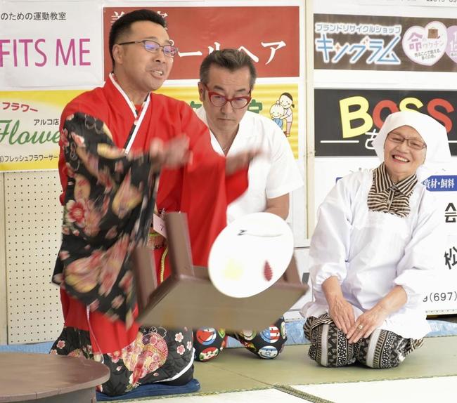 「ちゃぶ台返し世界大会」でちゃぶ台を返す男性＝2019年６月15日、岩手県矢巾町