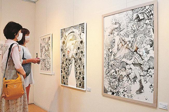 作品を眺める来場者＝米子市灘町３丁目、丸京庵市民ギャラリー