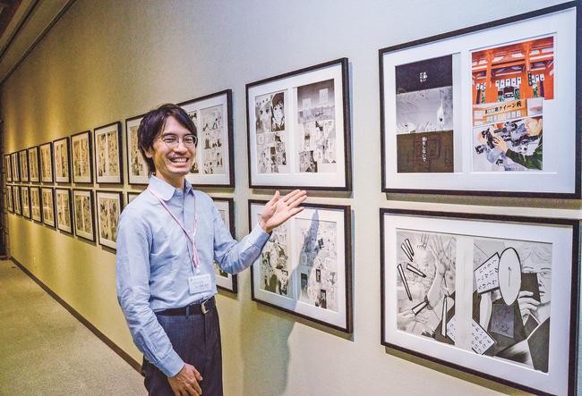 漫画「ちはやふる」の原画を紹介する藤原雄高学芸員＝出雲市平田町、平田本陣記念館