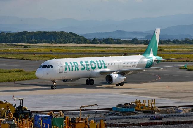 仁川国際空港から到着した米子ーソウル便の再開第１便＝２５日、境港市佐斐神町の米子空港