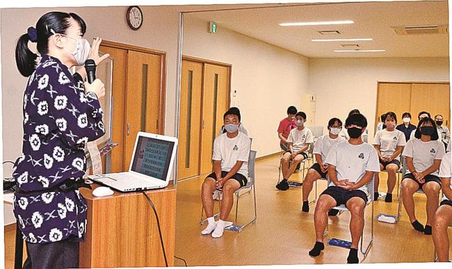 生徒たちに被災地の様子を話す野島優子さん（左）＝浜田市弥栄町木都賀、杵束まちづくりセンター