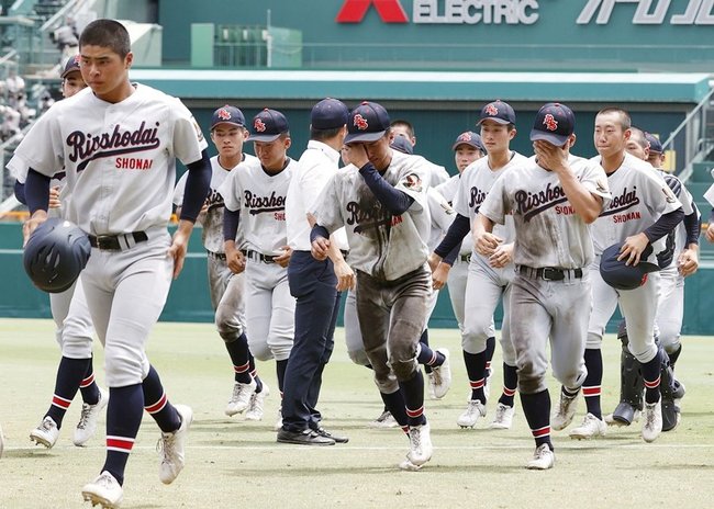広陵に敗れ、引き揚げる立正大淞南ナイン＝甲子園