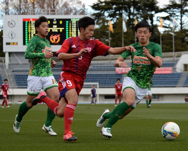 【２回戦・大社ー青森山田】前半、大社のＭＦ島貫心（中央）がドリブルで攻め込む＝東京都、駒沢陸上競技場