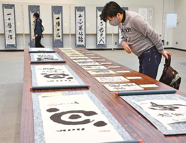 作品を鑑賞する来場者＝松江市殿町、島根県民会館