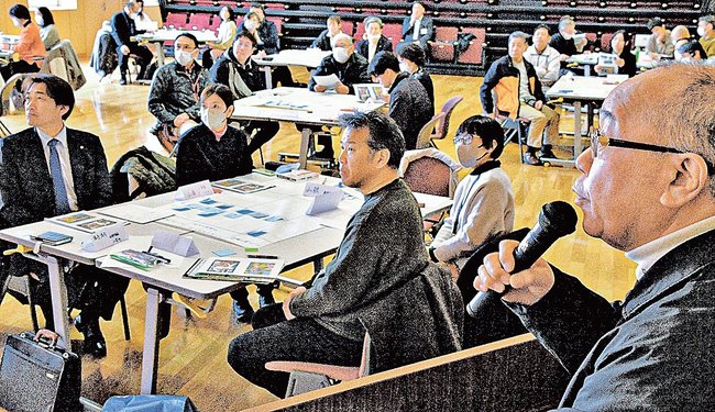 住民団体の活動発表を聞く参加者＝江津市江津町、パレットごうつ