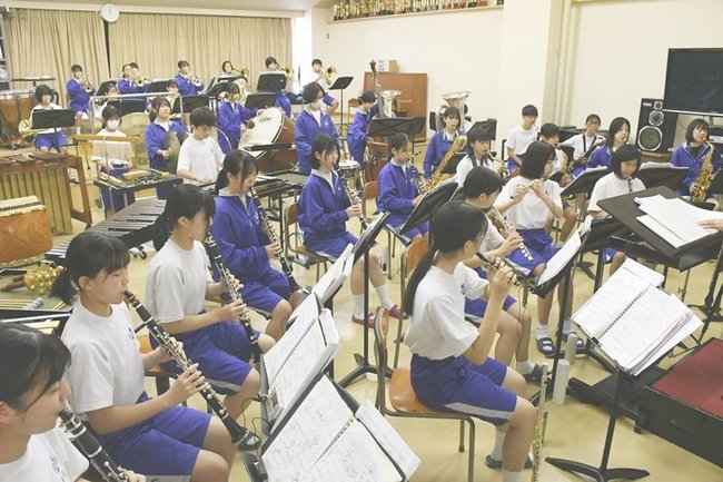 合奏で響きに磨きをかける出雲第一中学校吹奏楽部＝出雲市大津町