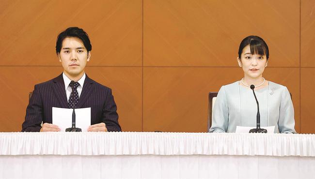 結婚し、記者会見をする小室圭さんと眞子さん＝２６日午後２時１分、東京都内のホテル