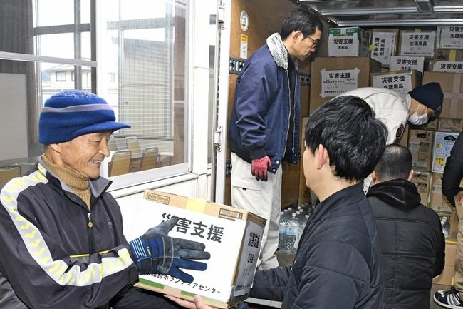 支援物資をトラックに詰め込むボランティア＝出雲市松寄下町、出雲市総合ボランティアセンター