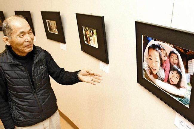 笑顔が象徴的な作品を紹介する橘重孝さん＝大田市大田町、島根県立男女共同参画センターあすてらす