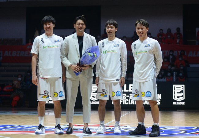 佐藤公威さん(左から2人目)と記念撮影をする島根スサノオマジックの選手たち=新潟県長岡市、シティホールプラザアオーレ長岡