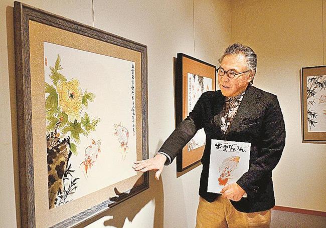 「出雲南京牡丹図」について説明する野々内政美さん