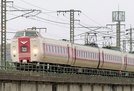 白い車体を赤いラインが彩る３８１系「ゆったりやくも」＝米子市吉岡